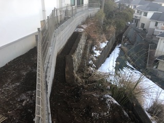 川崎市麻生区　防草シート施工前　
除草後の状況　建物下