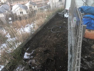 川崎市麻生区　防草シート施工前　
除草後の状況　建物下