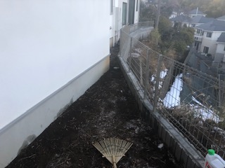 川崎市麻生区　防草シート施工前　
除草後の状況　建物裏通路