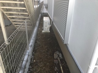 川崎市麻生区　防草シート施工前　
除草後の状況　建物横通路