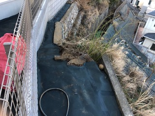 川崎市麻生区　防草シート施工後　
除草後の状況　建物下