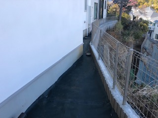 川崎市麻生区　防草シート施工後　
除草後の状況　建物裏