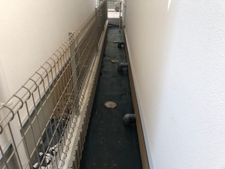 川崎市麻生区　防草シート施工後　
除草後の状況　建物横玄関横